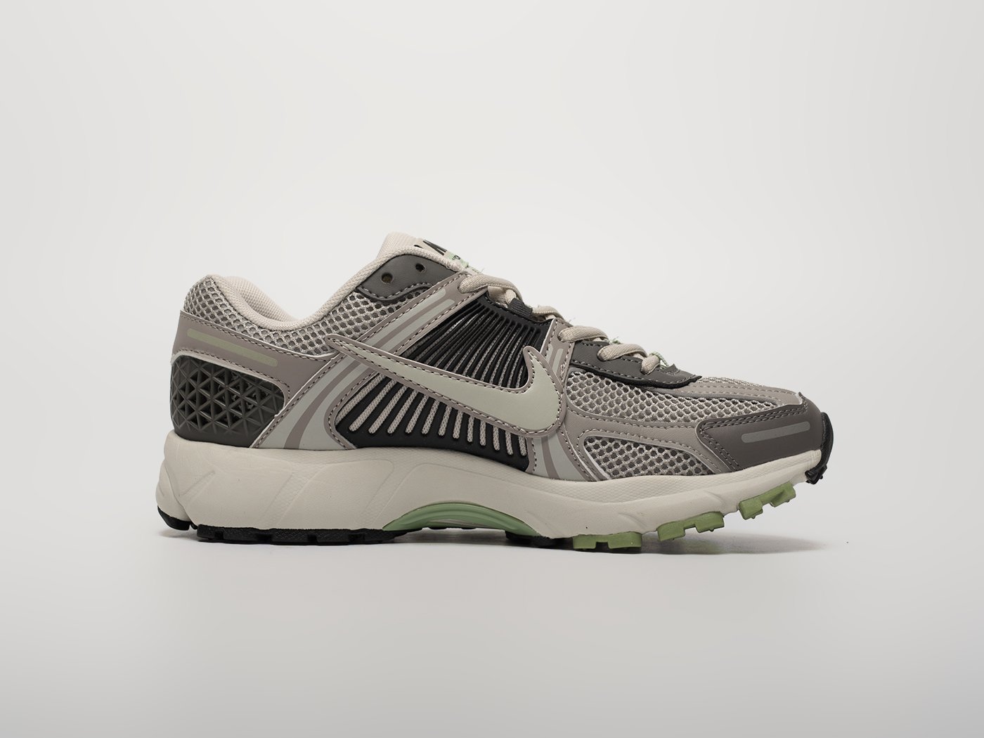 Кроссовки Nike Air Zoom Vomero 5