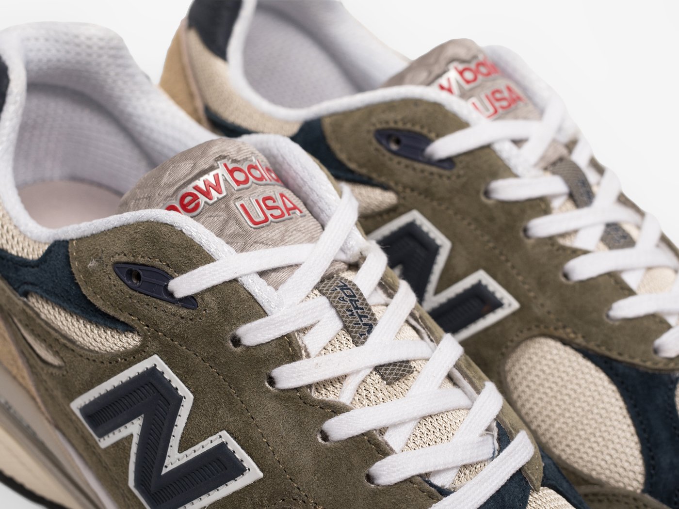 Кроссовки New Balance 990 v3
