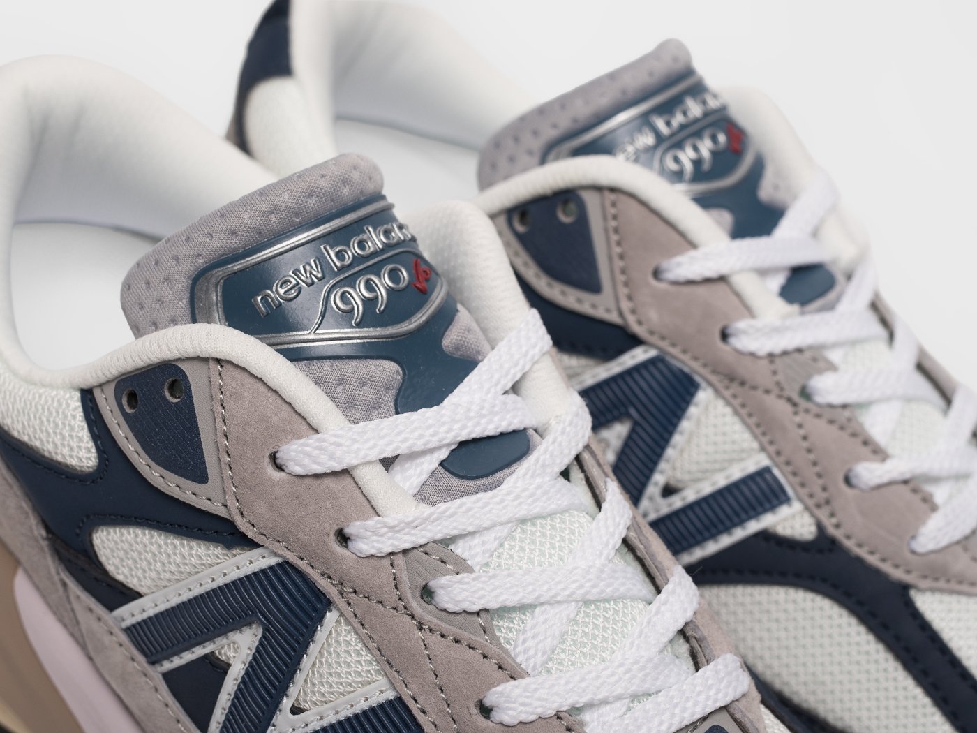Кроссовки New Balance 990 v6